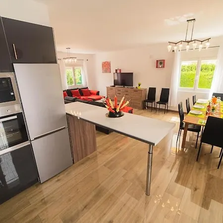 Magnificent Villa: 2 Private Pools, Bbq, Garden & Parking. 13 Per. In Padul Villa Granada